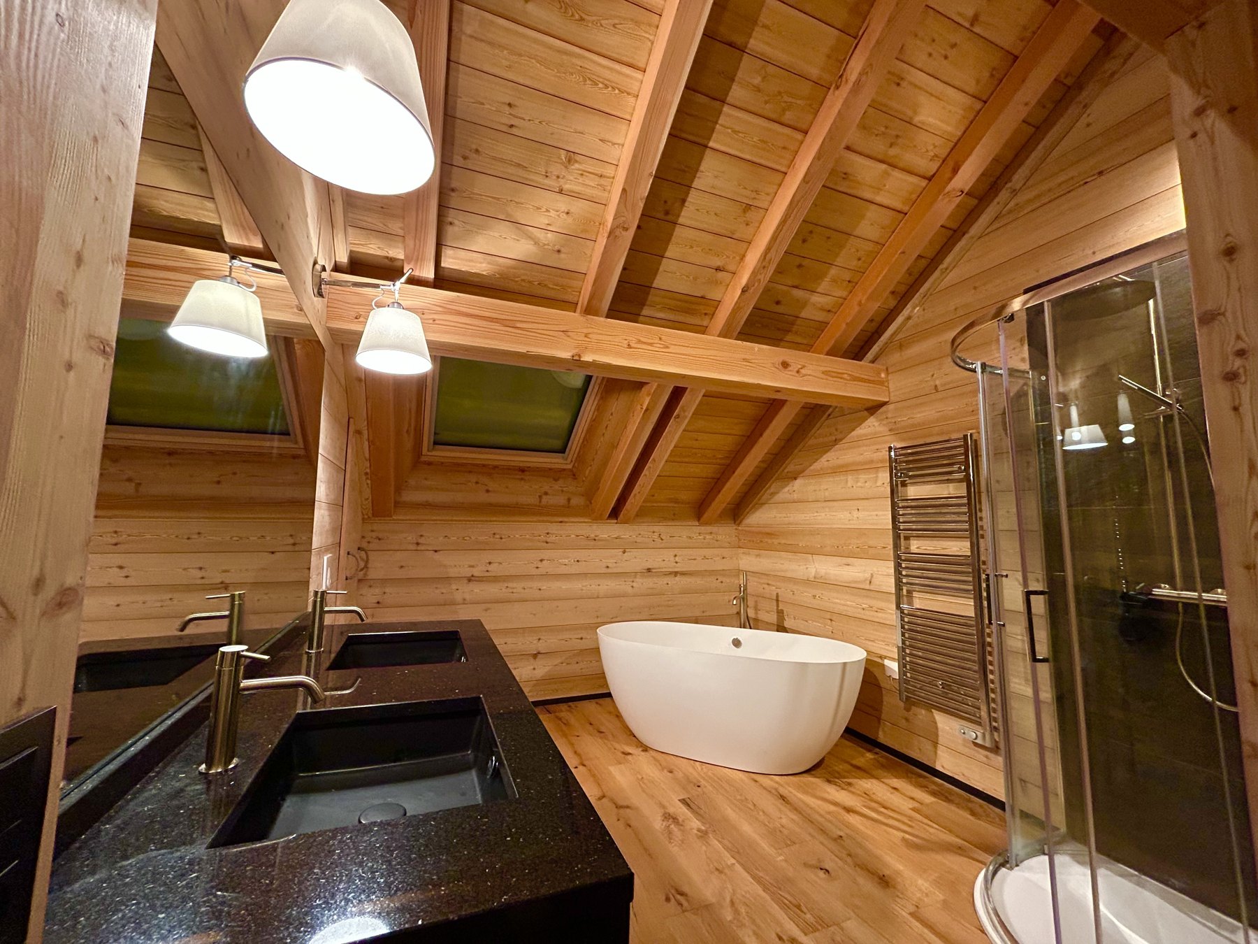 Salle de bain avec baignoire et boiseries au Chalet La Luge