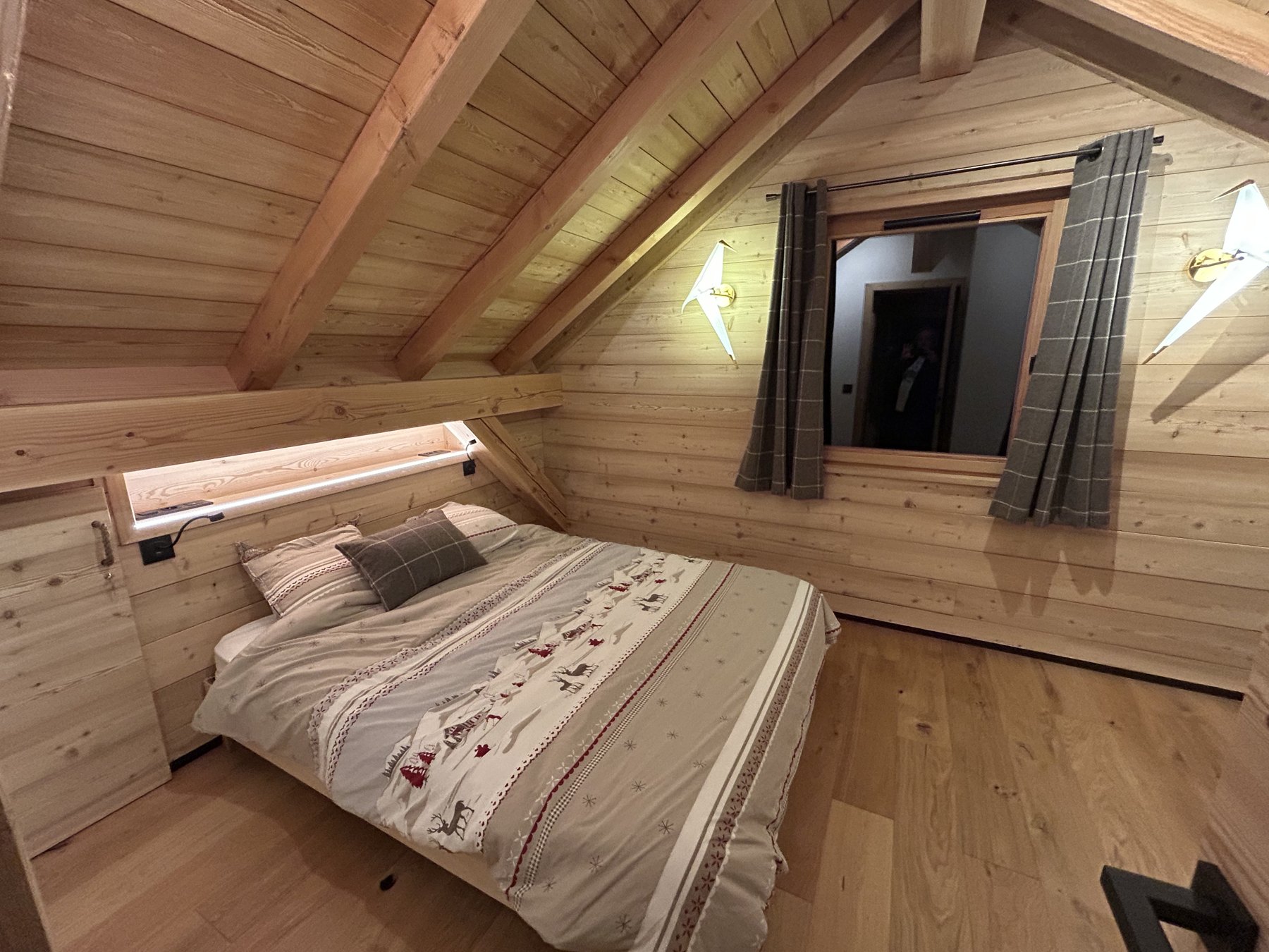 Chambre du chalet avec un lit double