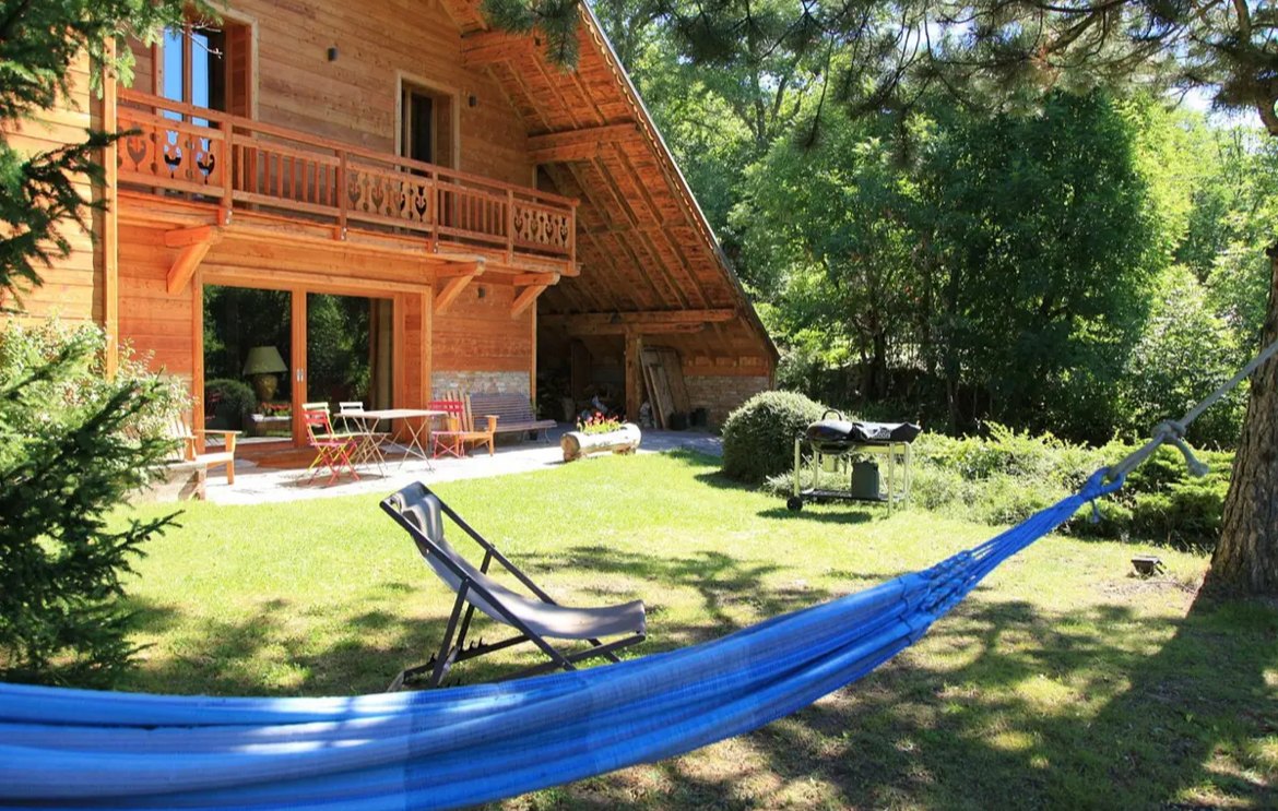Le chalet et son jardin en été