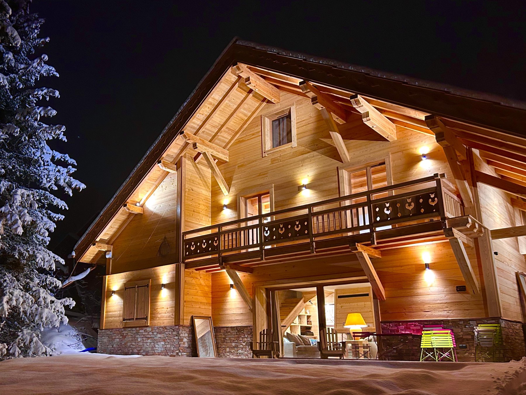 Le Chalet La Luge illuminé sous la neige