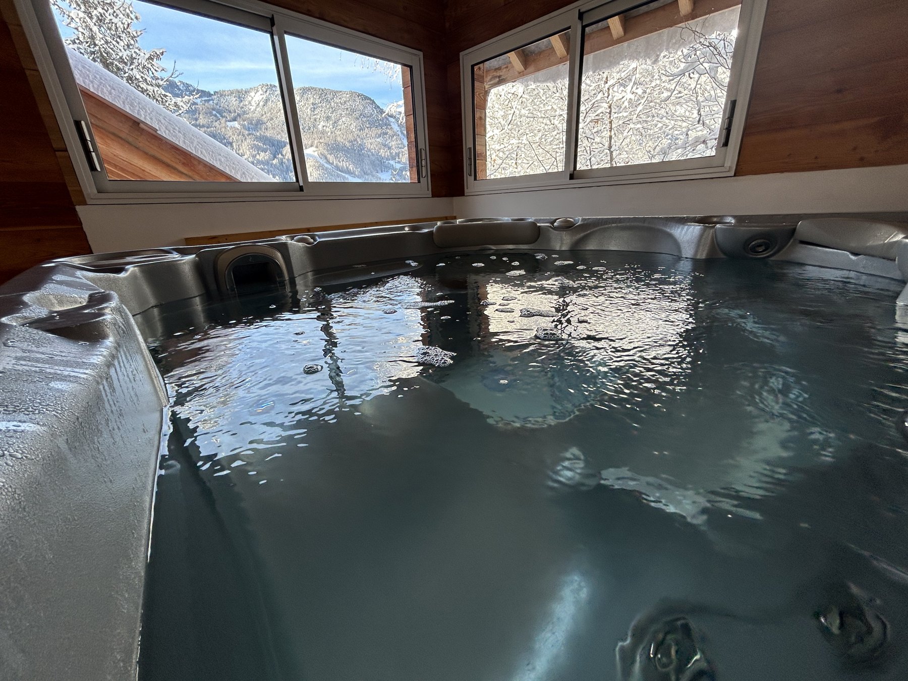Le jacuzzi du Chalet La Luge face aux montagnes