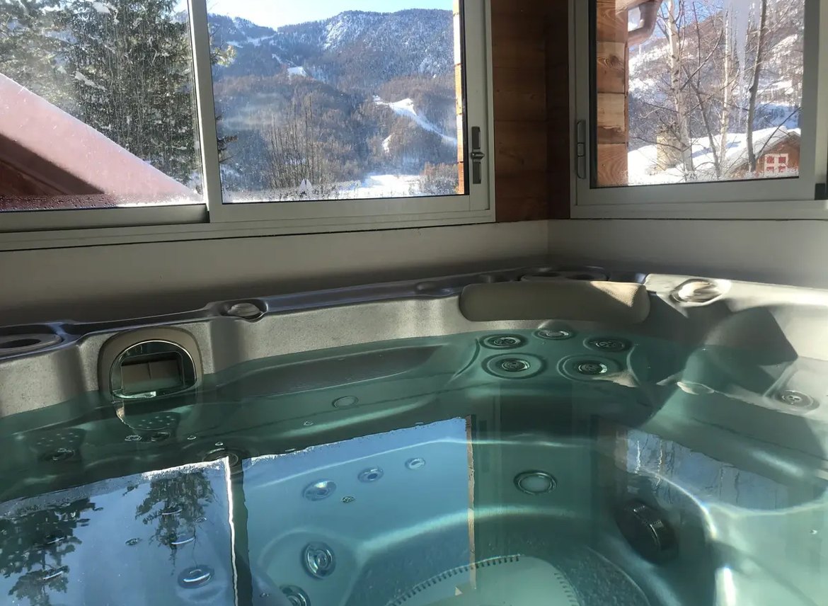 Le jacuzzi avec vue sur les montagnes