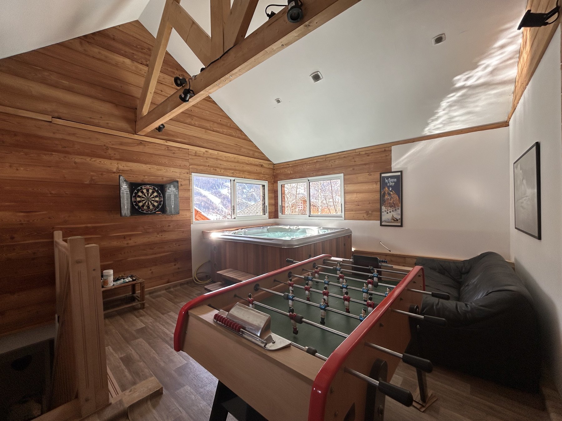 La salle de jeux et son baby-foot