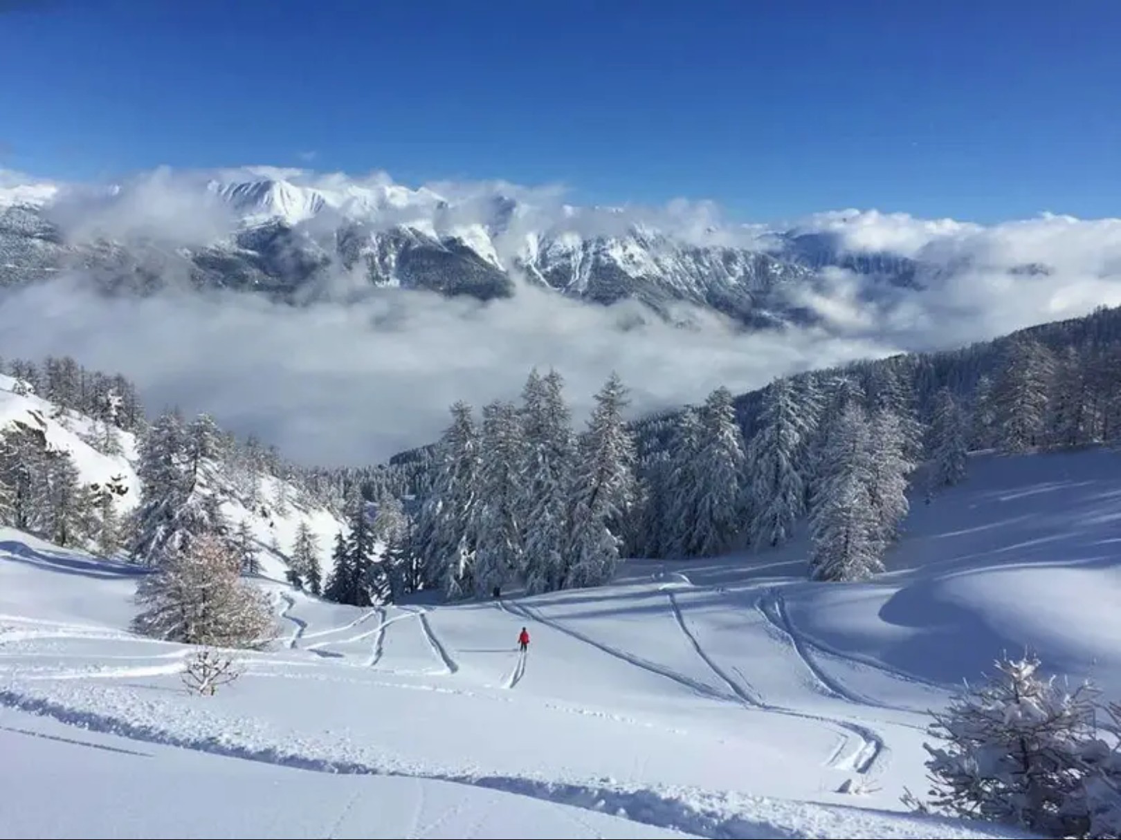 Les pentes enneigées et les sommets de Serre Chevalier